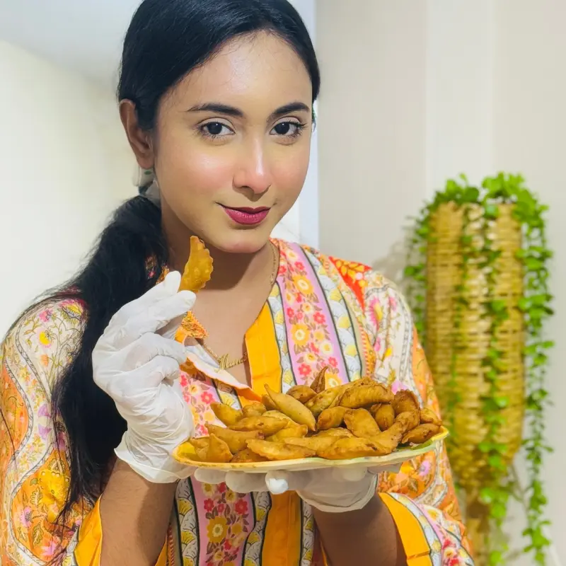 নাড়িকেলের নাড়ু এবং পুলি পিঠার কম্বো!